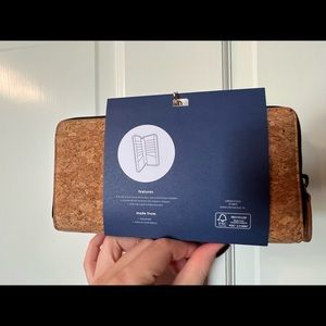 Tentree. Cork wallet